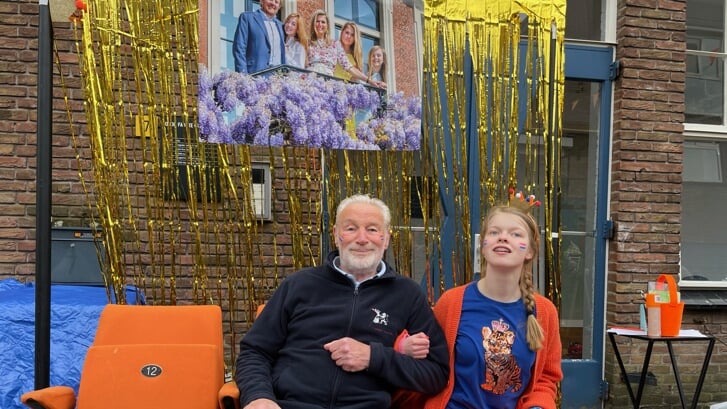 Columnist Joop de Keijzer en prinses Fleur vierden Koningsdag in de Nieuwe Stad.
