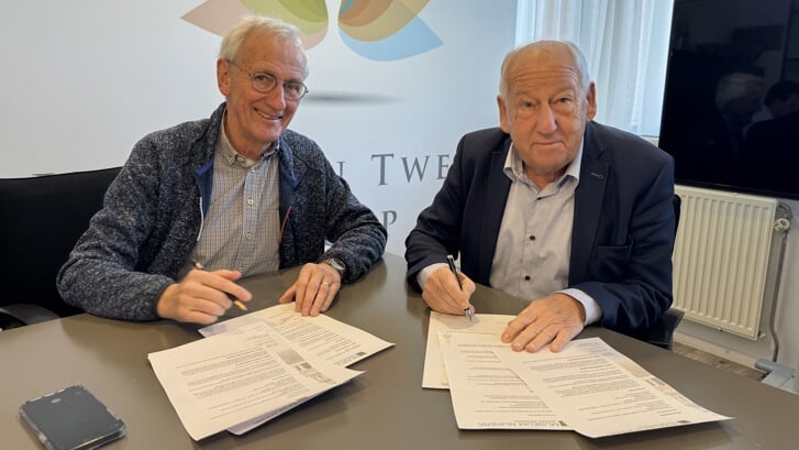 Gerard van den Tweel (hoofdsponsor, rechts) en Jan Cozijnsen (voorzitter Stichting Oud Nijkerk, links) ondertekenen de verlenging van het sponsorcontract door de Van den Tweel Foundation.