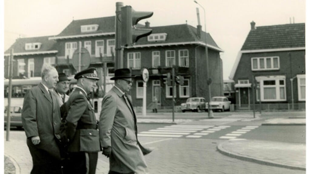 Burgemeester Dirk Rijnders en politiecommissaris v.d. Bosch op de kruising van de Amsterdamseweg/Keizer Karelweg.