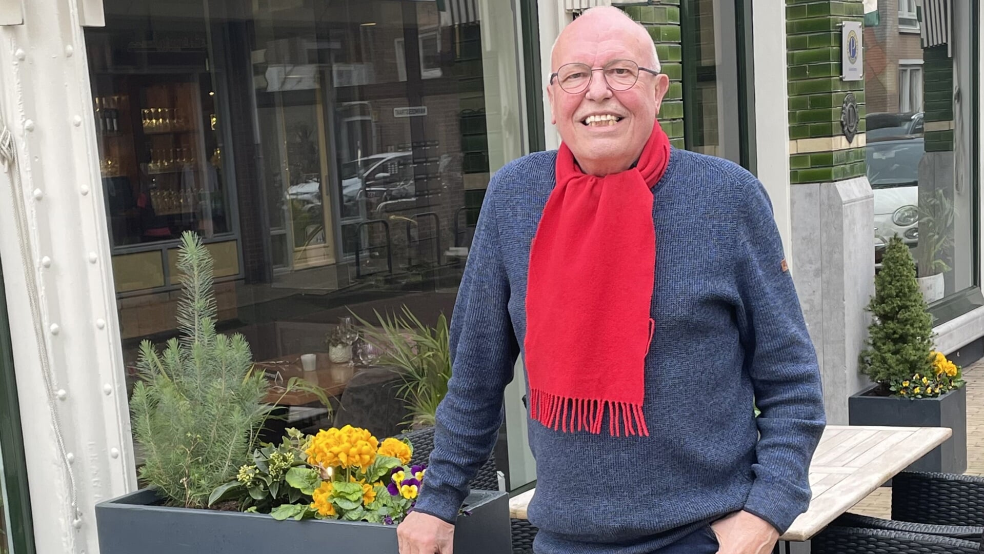 Jack Oostrum met zijn onafscheidelijke rode sjaal