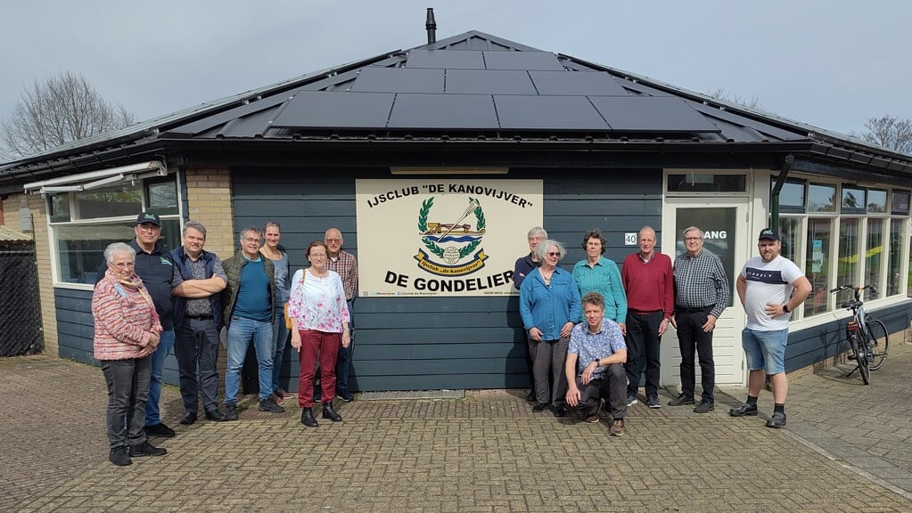 Leden van Veluwe-Energie en Kanovijver bij clubgebouw De Gondelier.