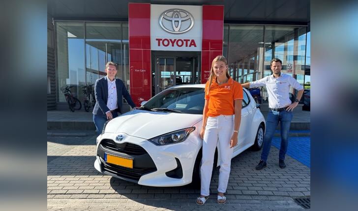 Top-waterpoloster Simone van de Kraats wordt, onder meer met een Toyota, ondersteund door Van Gent Autobedrijf.