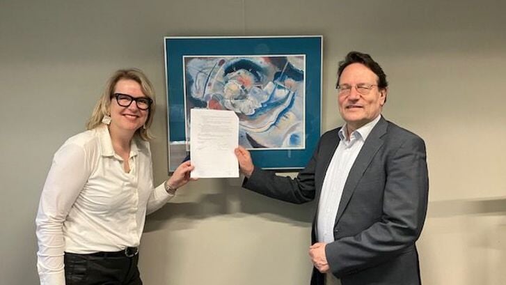 Wethouder Hugo Weidema en directeur Fleur Imming van Uwoon ondertekenden een intentieovereenkomst voor woningbouw op het terrein van Wethouder Balverszaal.