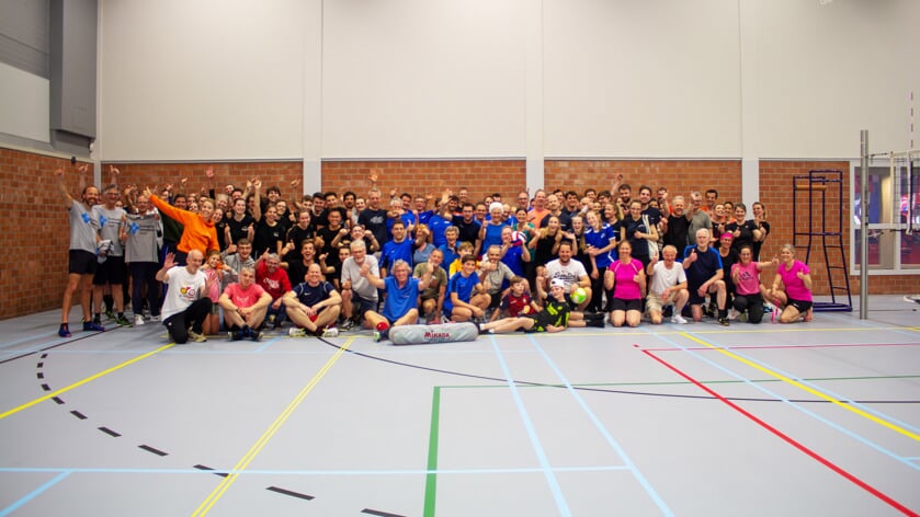 Bijna honderd kerkleden uit zes kerken en van De Wittenberg deden mee met het volleybaltoernooi van Sola Gratia.