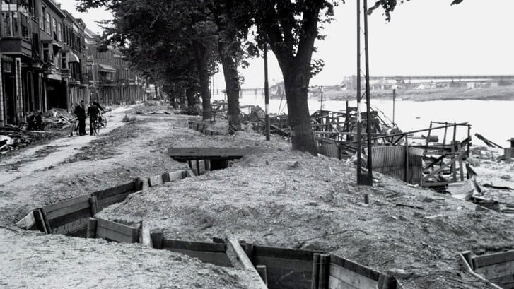 Dwangarbeiders uit onder meer Zeist moesten in Arnhem loopgraven aanleggen, terwijl ze door geallieerden beschoten werden.
