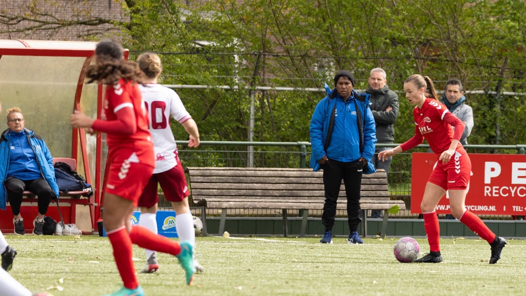Edward Sijahailatua op de achtergrond tijdens de wedstrijd Saestum - FC Rijnvogels, afgelopen zaterdag.