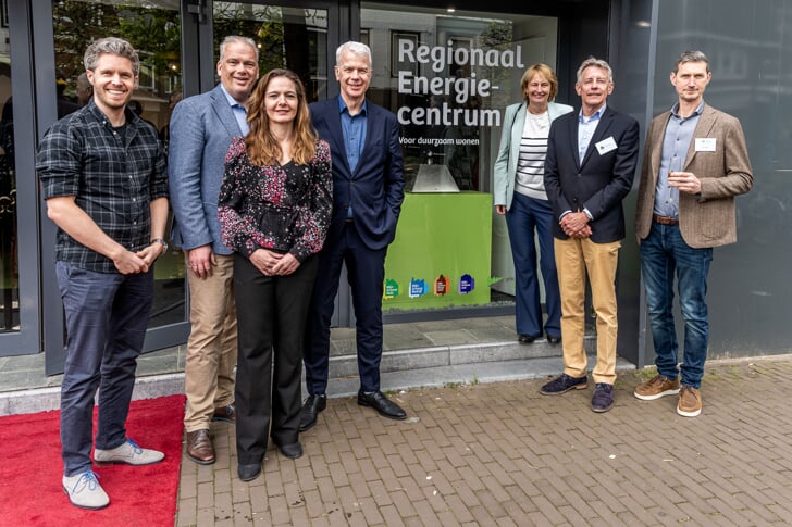 Op 24 april hebben de wethouders van vijf deelnemende gemeenten het Regionaal Energiecentrum op de Slotlaan 279 in Zeist feestelijk geopend. Het Regionaal Energiecentrum bedient inwoners van de gemeenten Bunnik, Houten, Utrechtse Heuvelrug, Wijk bij Duurstede en Zeist.