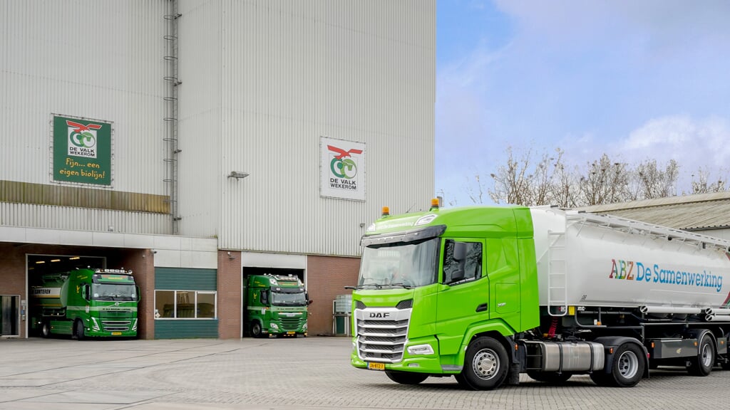 Een vrachtwagen van ABZ De Samenwerking voor de diervoederfabriek in De Valk van Coöperatie De Valk Wekerom.