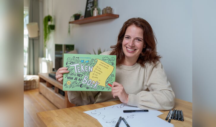 Pedagogisch coach Renata Intrabartolo toont het nieuwe Tekenboek