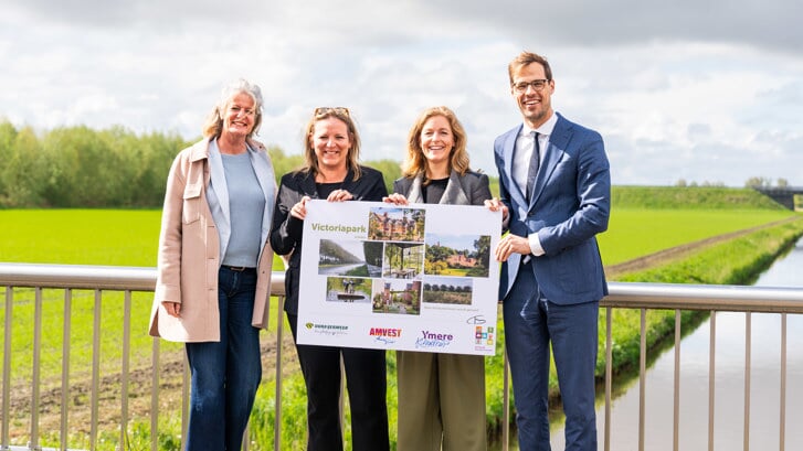 Het ondertekenmoment voor Victoriapark-midden met Leonore Reijnen (Amvest), Marijke Nas (Dura Vermeer), Klaartje Molthof (Ymere) en wethouder Jurgen Nobel.