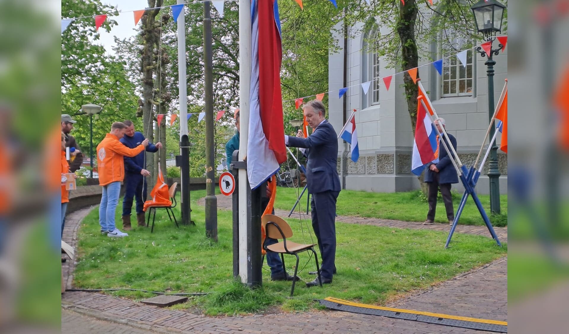 Koningsdag ging in Baarn vanochtend van start met het hijsen van de vlaggen op de Brink.