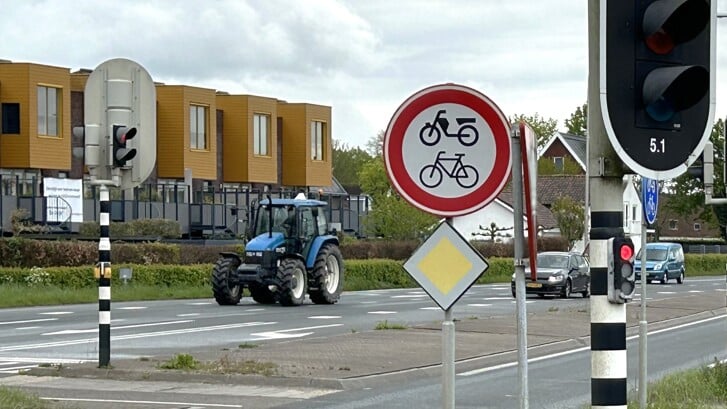 Tractoren mogen nu op de N229, tot opluchting van fietsers op de parallelweg.