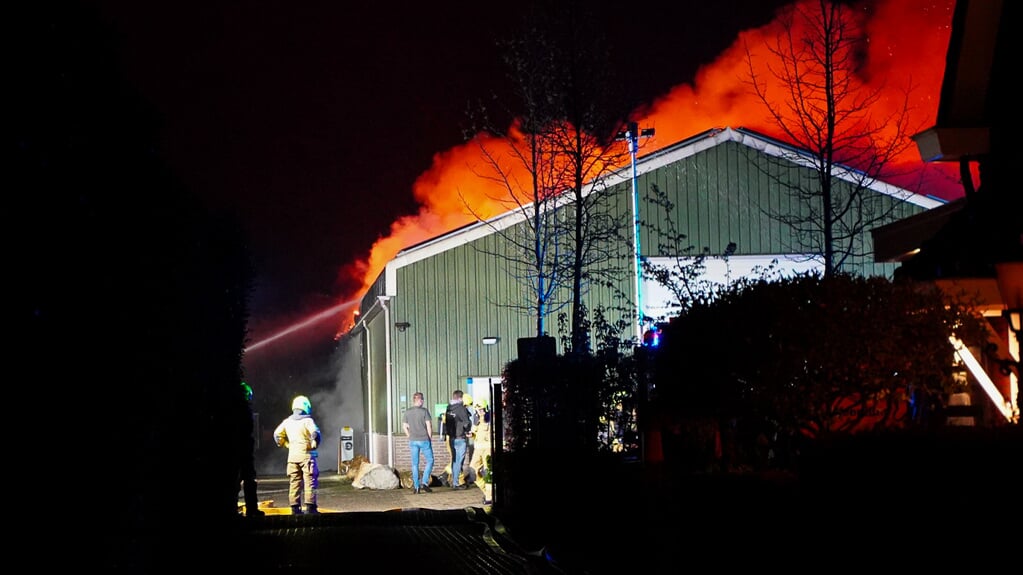 Grote-uitslaande-brand-in-loods-op-de-Laakweg-in-Nijkerkerveen