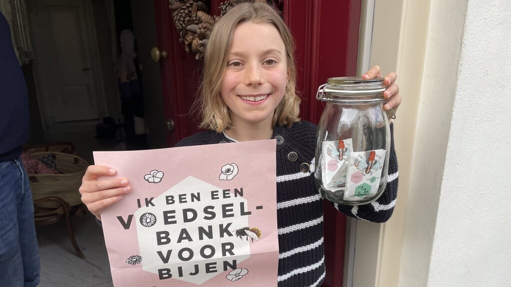 Amélie Thiadens (9) heeft met haar ouders een voedselbank voor bijen geopend.