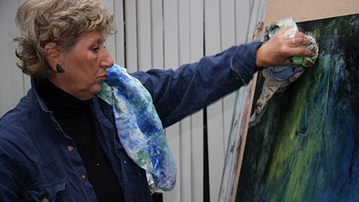 Anneke Kaai aan het schilderen