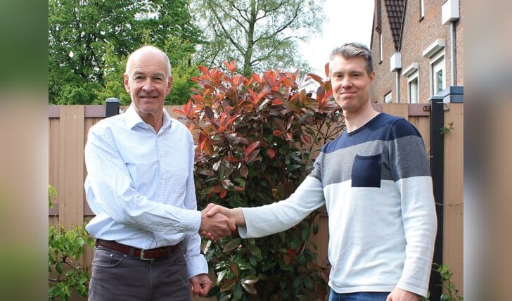 Bestuursvoorzitters Ted Bosman(PvdA Veenendaal) en Sjirk Visser(GroenLinks Veenendaal) schudden elkaar symbolisch de hand op de samenwerking.