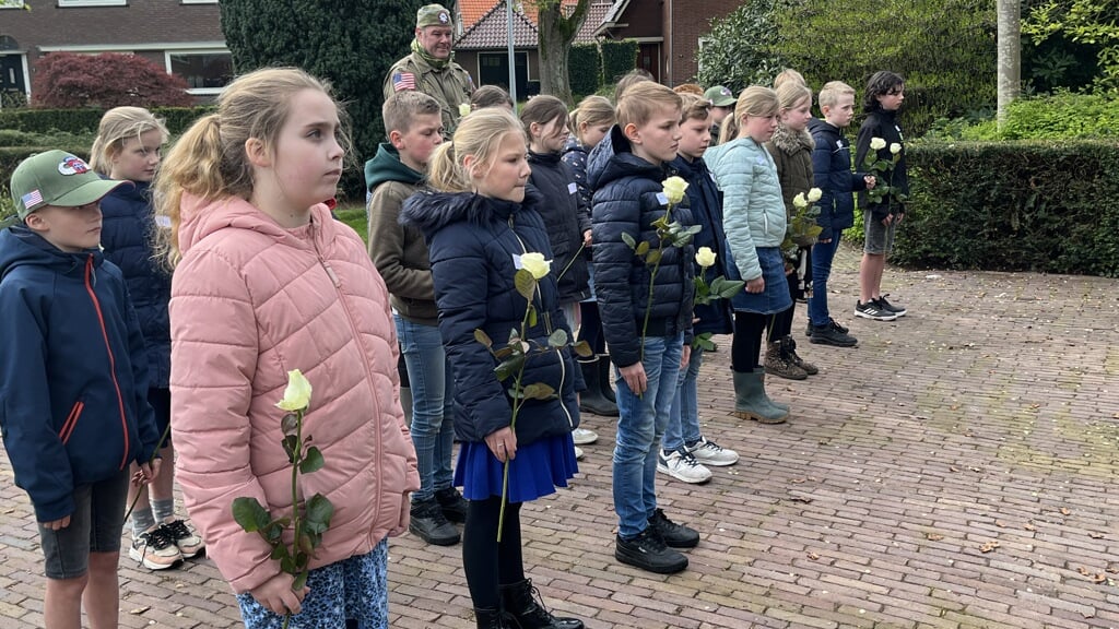 Eén minuut stilte voor het leggen van de rozen door leerlingen van de Augustinusschool Ermelo.