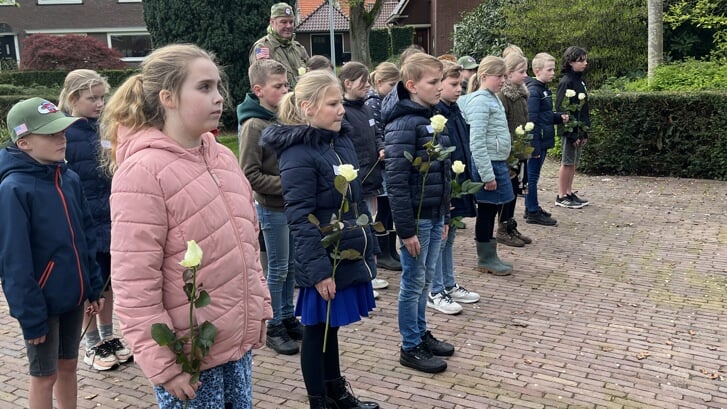 Eén minuut stilte voor het leggen van de rozen door leerlingen van de Augustinusschool Ermelo.