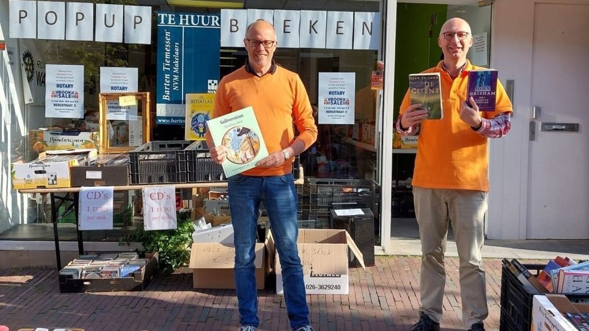 Erwin en Marnix van Rotaryclub Wageningen – Bergpoort, ook dit jaar hebben we  prachtige boeken aan de Bergstraat 5,  2.50 per stuk en drie voor 6 euro.