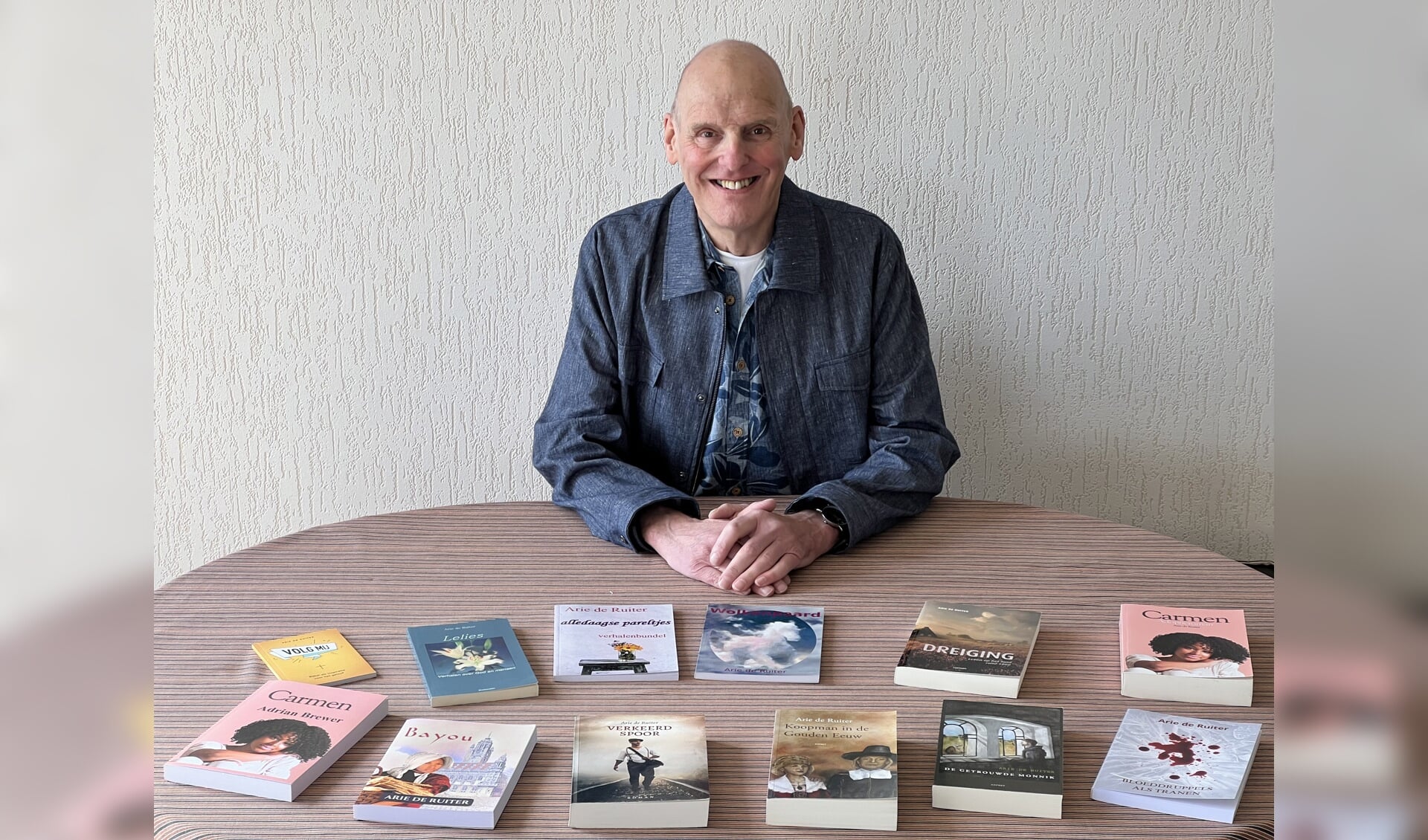 Arie de Ruiter met zijn romans en verhalenbundels.