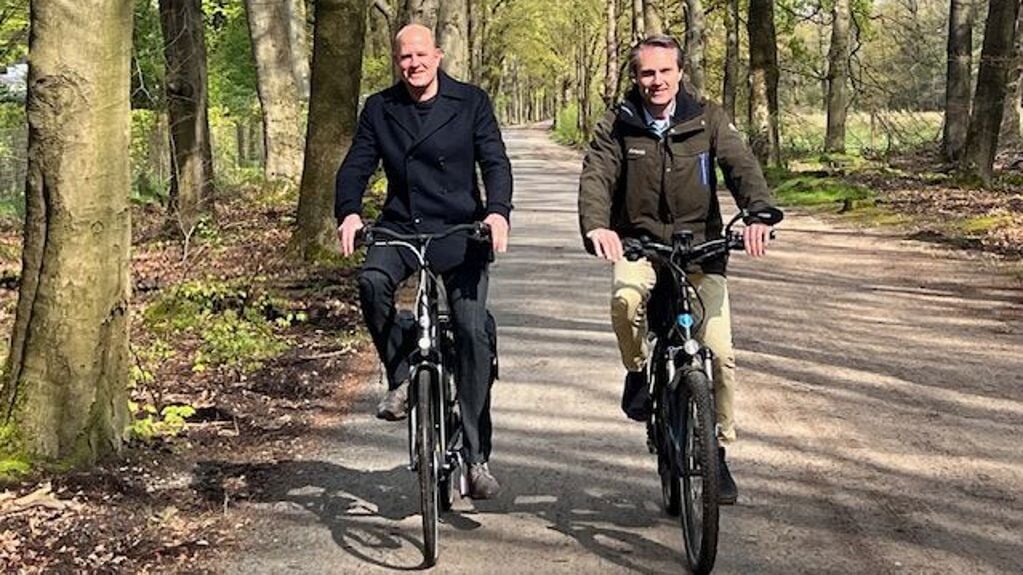 Wethouder Ronald van Veen en Dirk Rota namens Natuurmonumenten openden fietspad Poolseweg met een fietstocht. 