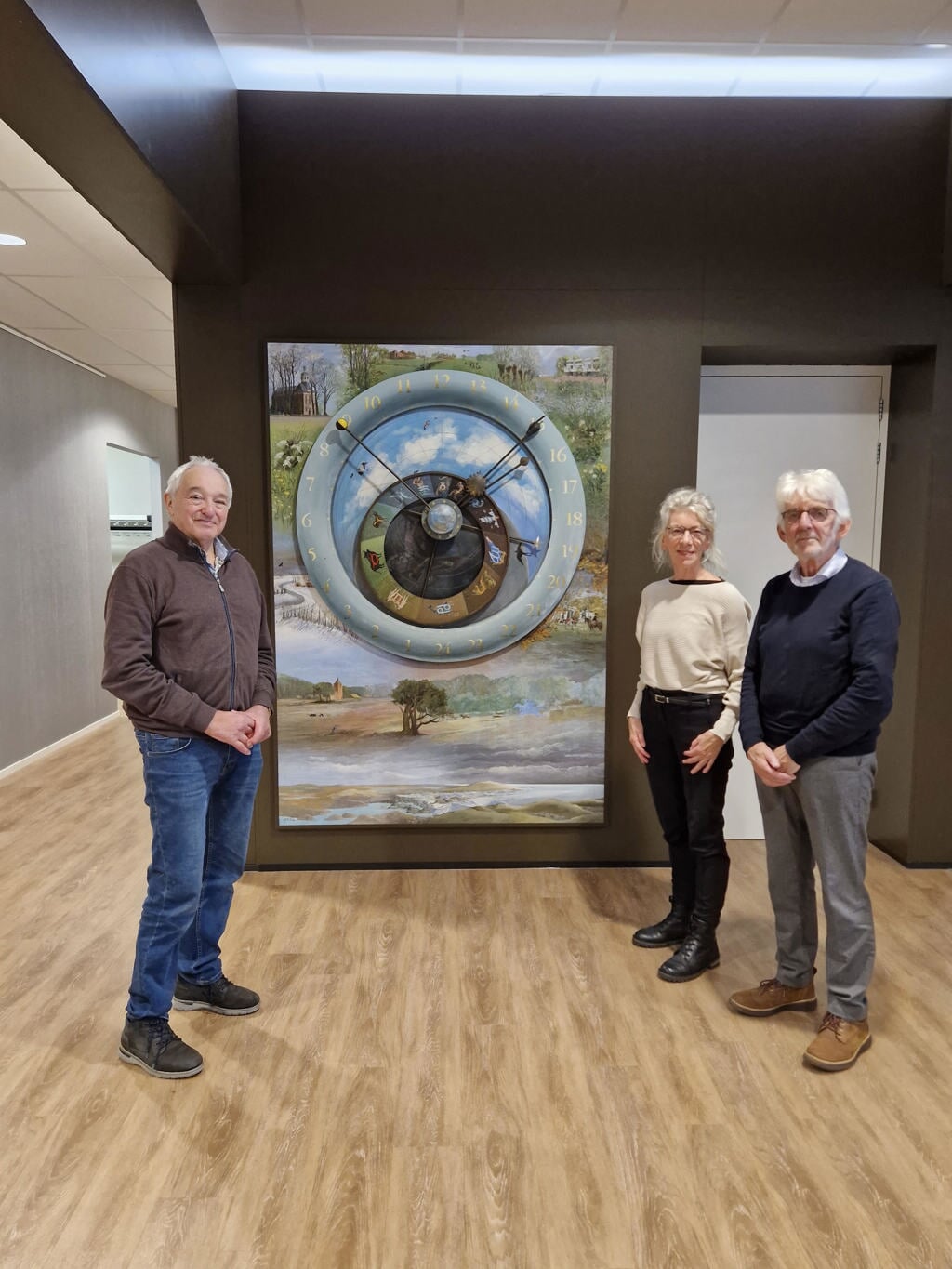 V.l.n.r. Ronald Polak (Historische Kring Leusden), Rens Fioole en Hans van der Valk bij het in ere herstelde astronomisch uurwerk.