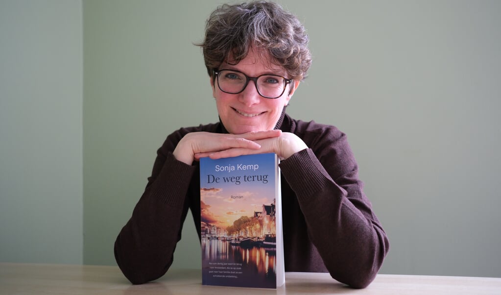 Sonja Kemp met haar roman 'De weg terug'