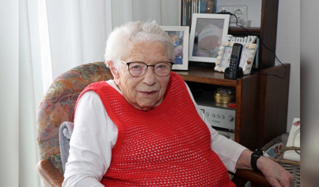 Bonbons en taart voor de 104-jarige Meta Smid-Exalto