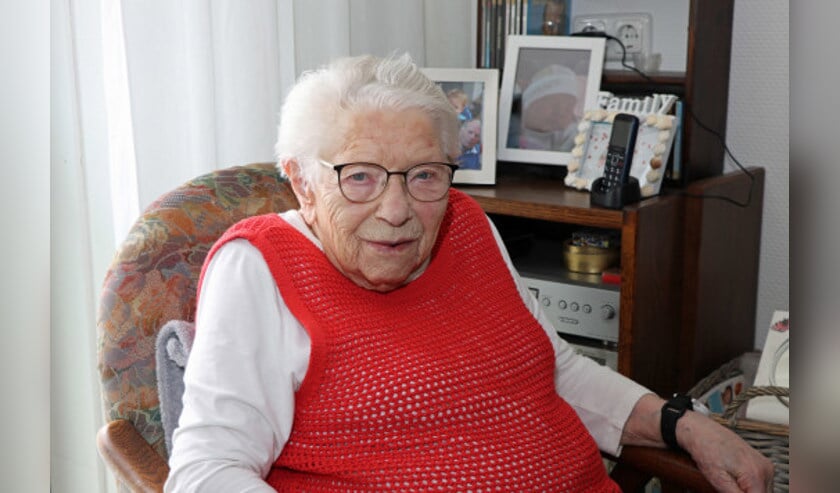 Bonbons en taart voor de 104-jarige Meta Smid-Exalto