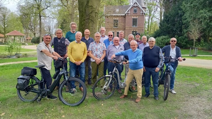 De mannen van Hartentroef vierde het 35-jarig jubileum met een fietstocht.