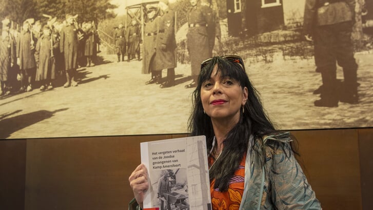 Amanda Kluveld met haar boek over de Joodse gevangen van Kamp Amersfoort