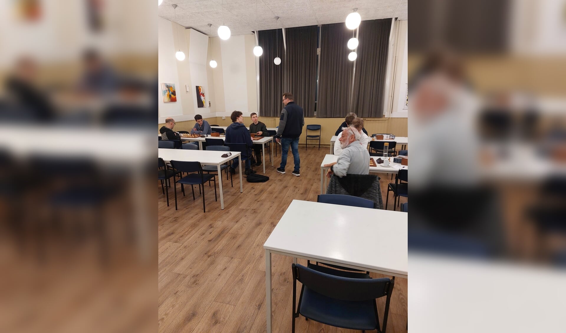 Het was vrijdagavond gezellig druk in het Nutsgebouw.