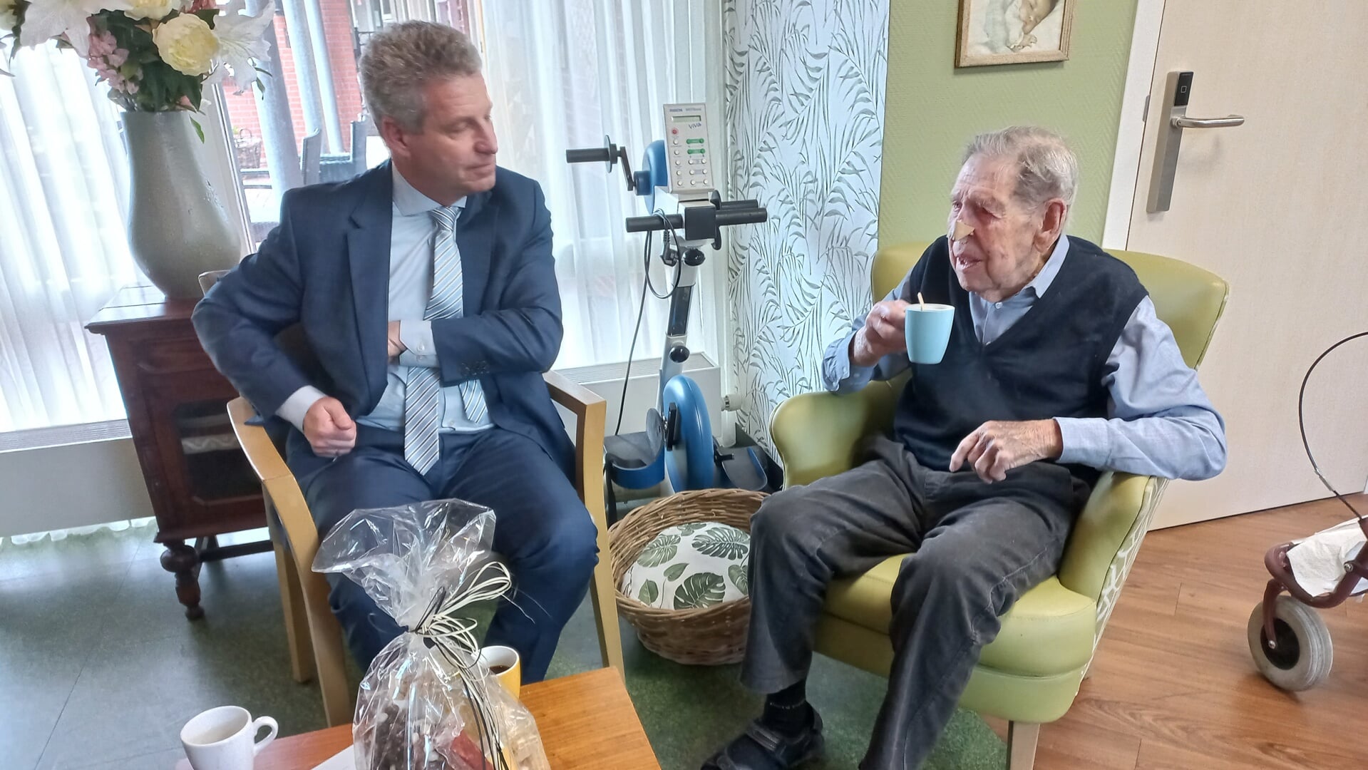 Burgemeester Dirk Heijkoop op bezoek bij de 100-jarige Jan van der Zwaan
