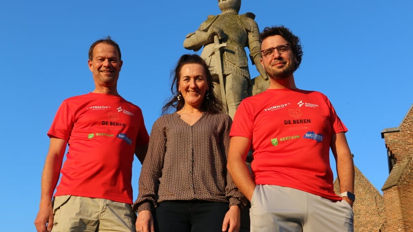 Van links naar rechts: Johannes Tuinhof, Martina Stronkhorst en Frank Dokter. Team Roparunners Barneveld voelt zich gesteund bij mascotte Jan van Schaffelaar.