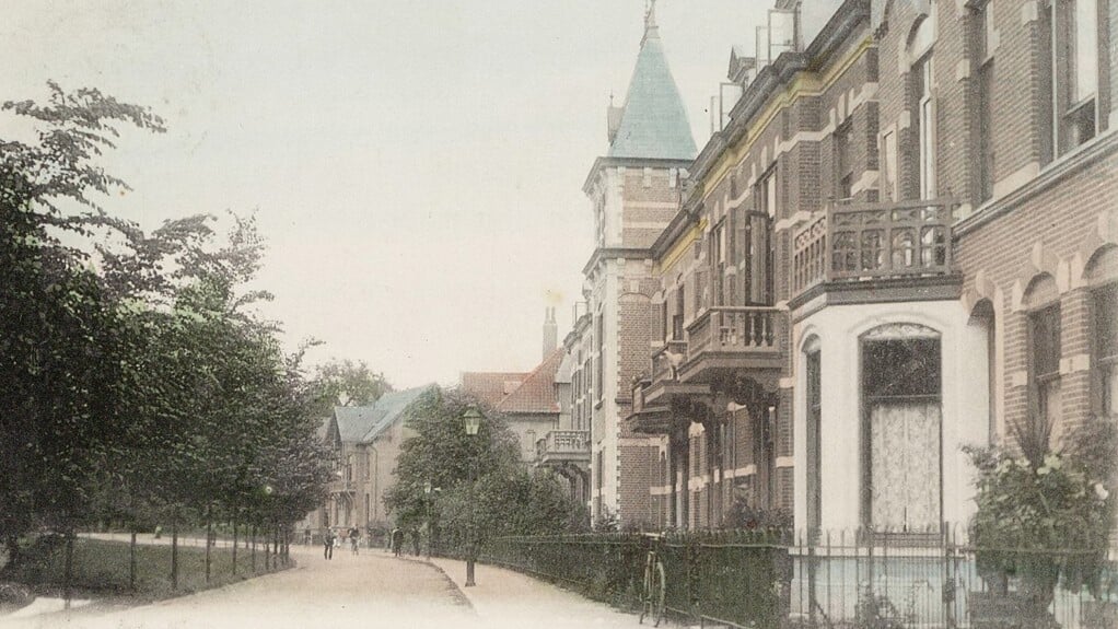  De herenhuizen aan de rechterzijde, gebouwd tussen 1900 en 1905, hebben de tand des tijds overleefd. 