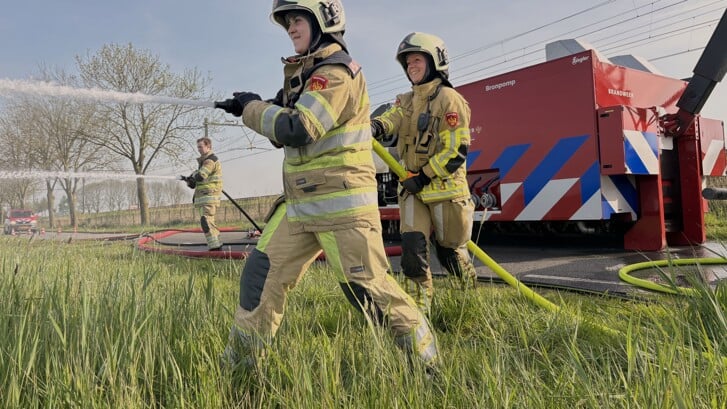 Tussen 16.30 en 19.00 uur was de brandweer druk in een weiland aan de A.P. Hilhorstweg om een rietafvalbrand te blussen.  
