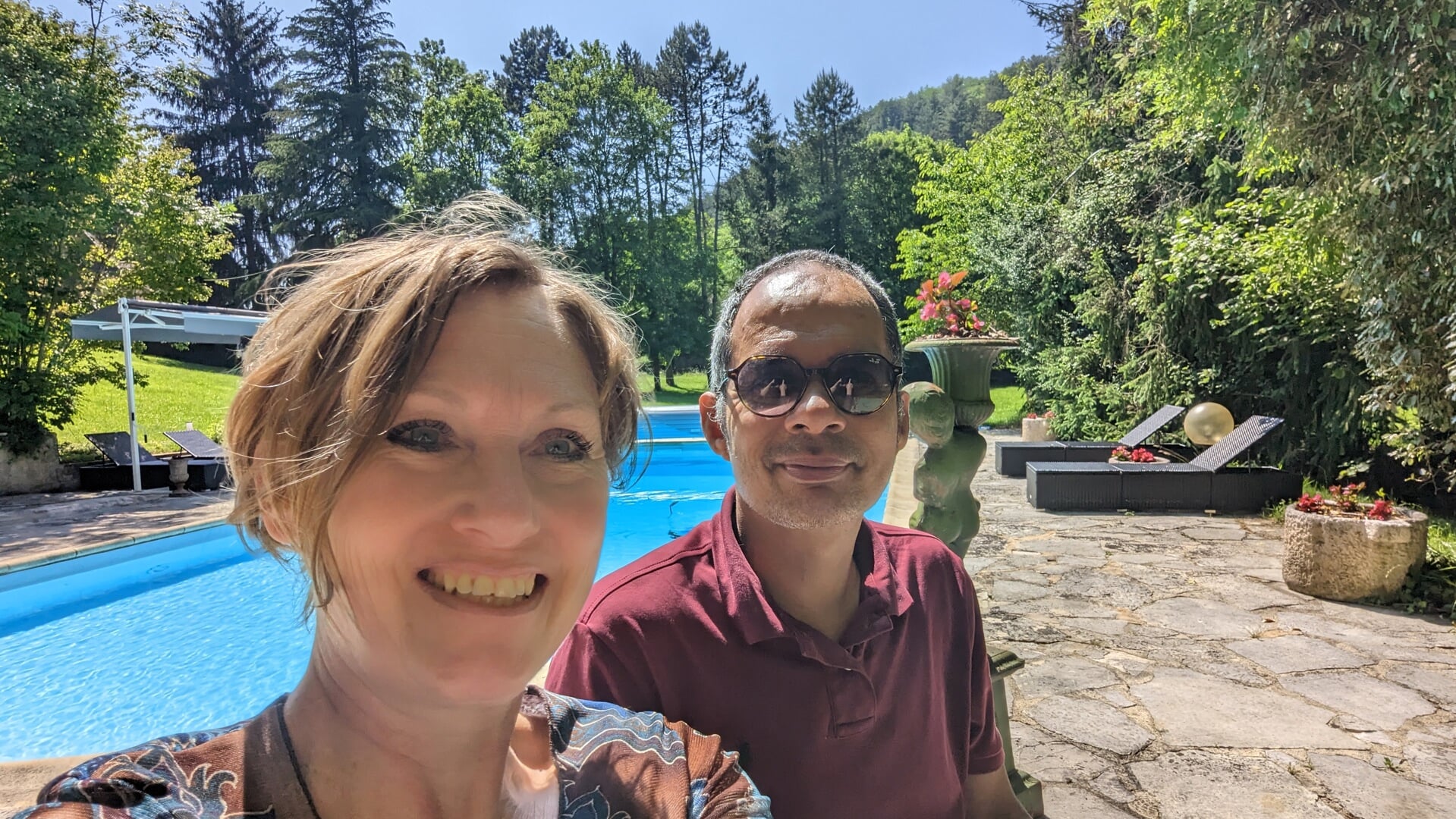 Denise en Marc genieten van het mooie weer in Zuid-Frankrijk.