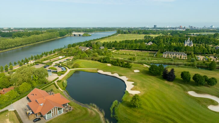 Bij De Utrechtse kan ieder die dat wil laagdrempelig kennismaken met de golfsport. 