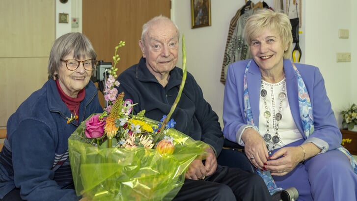 Burgemeester Agnes Schaap op bezoek bij het echtpaar Ravier in Zprgcentrum ‘Felixoord’ i.v.m. hun 70-jarig huwelijks jubileum.