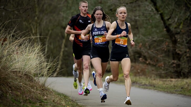 Veerle Bakker (midden) op archiefbeeld tijdens het Nederlands kampioenschap tien kilometer hardlopen.