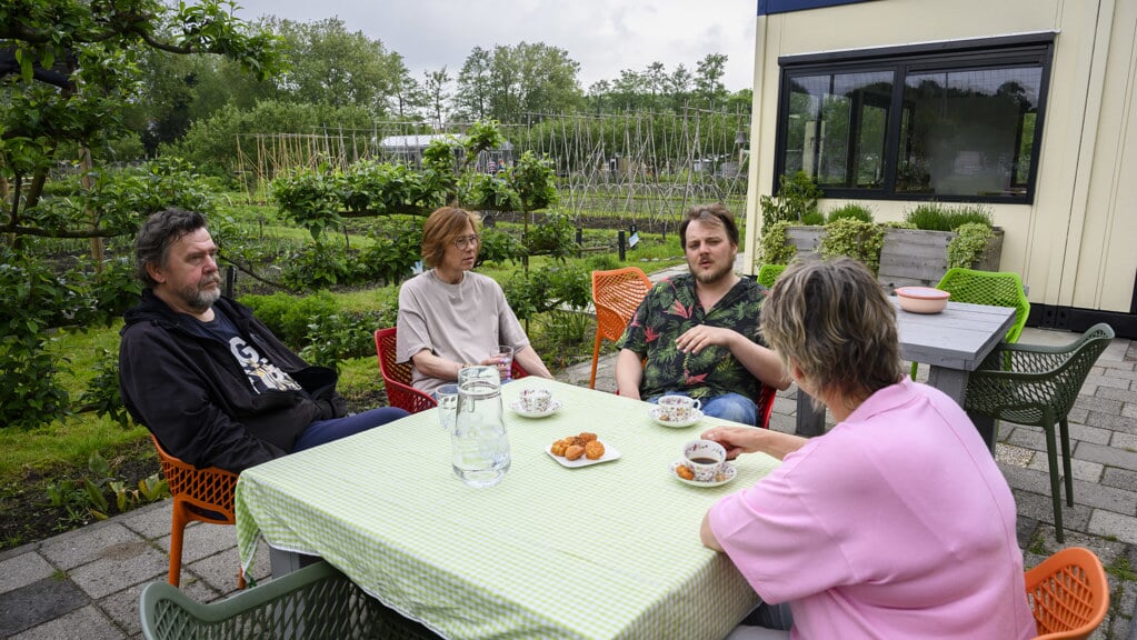 Koffiedrinken sociale moestuin