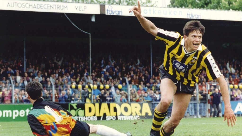 Hans van Arum juicht nadat hij de 1-0 voor Vitesse heeft gescoord tegen Sparta. Links doelman Edward Metgod. Het duel op 3 mei 1992 eindigde in 1-1.