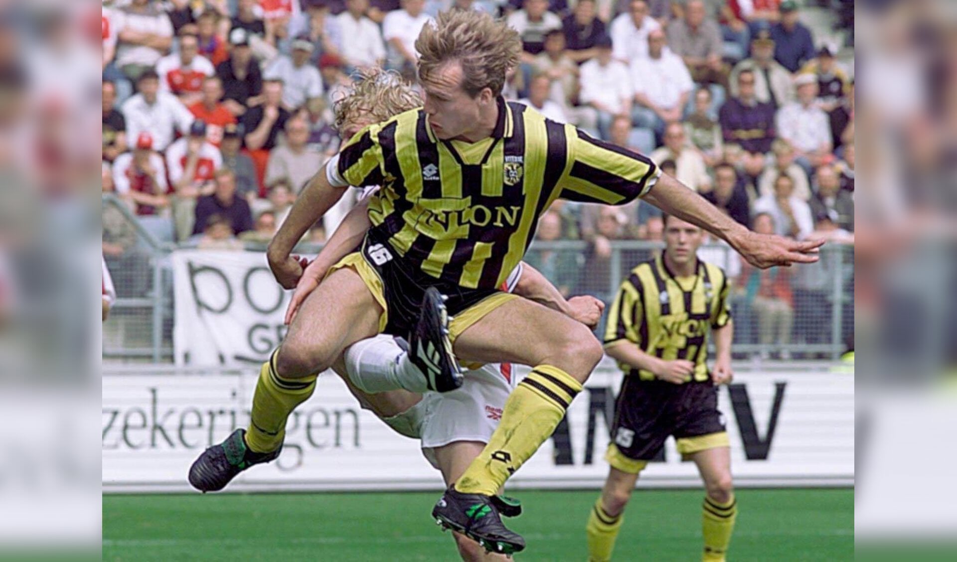 Arco Jochemsen namens Vitesse in duel met Dirk Kuijt van FC Utrecht op 9 mei 1999. De actie resulteerde in het eerste doelpunt voor Vitesse.