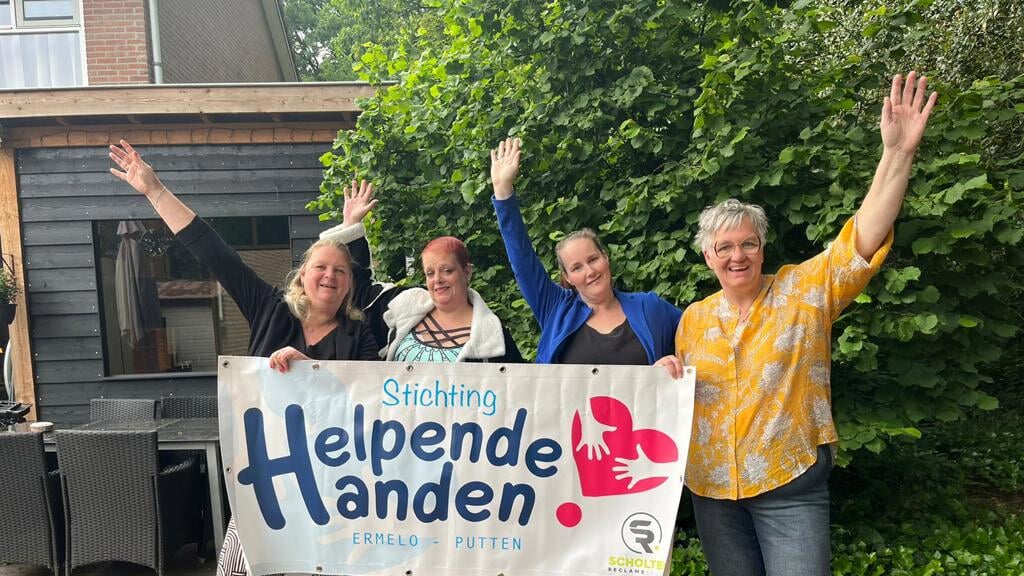 (vlnr): Gerlinda Kok, Voorzitter, Hetty Koopmans, Penningmeester , Bernadette van den Brink, Algemeen bestuurslid en
Corinne Gort, Secretaris)