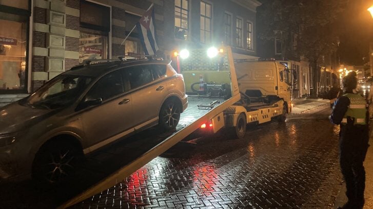 Wegslepen van auto's in de Molenstraat voorafgaand aan Sintintocht
