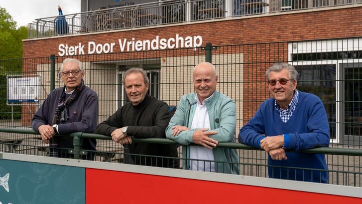 Rein Kuijt, Berend Schreuder, Henk Morren en Marius Kolkman (vlnr) zijn nog bij vrijwel iedere thuiswedstrijd van SDVB 1 aanwezig. De vier maakten de hoogtijdagen van de club binnen de lijnen mee.