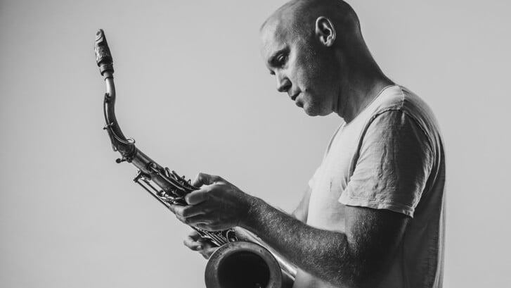 Van Rossum behaalde een Bachelor- en Masterdiploma in jazzsaxofoon aan het Conservatorium van Amsterdam. 