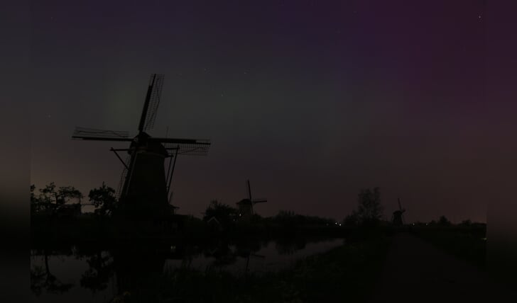 Noorderlicht boven molens Kinderdijk