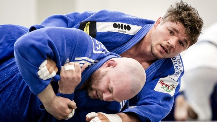 Judoka Van 't End uit Driebergen bereikt na twee overwinningen de achtste finales van het WK.