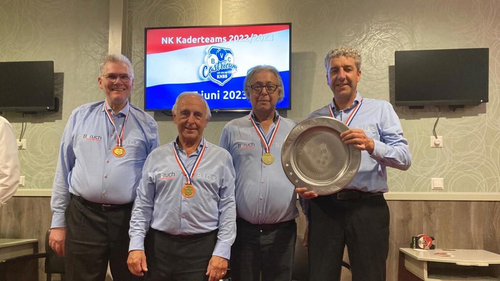 Het kaderteam werd ook vorig jaar nationaal kampioen. Van links naar rechts: Gert van Beek, Eep Veer, Harry Smink en Erik van der Linden. Op de foto ontbreekt Riny Brink.